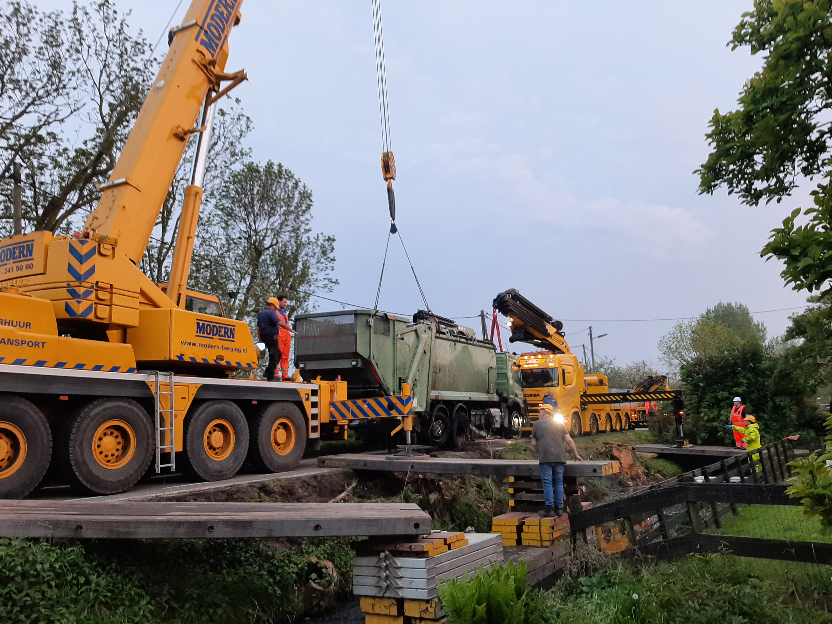 Inzet Welex draglineschotten bij berging vuilniswagen