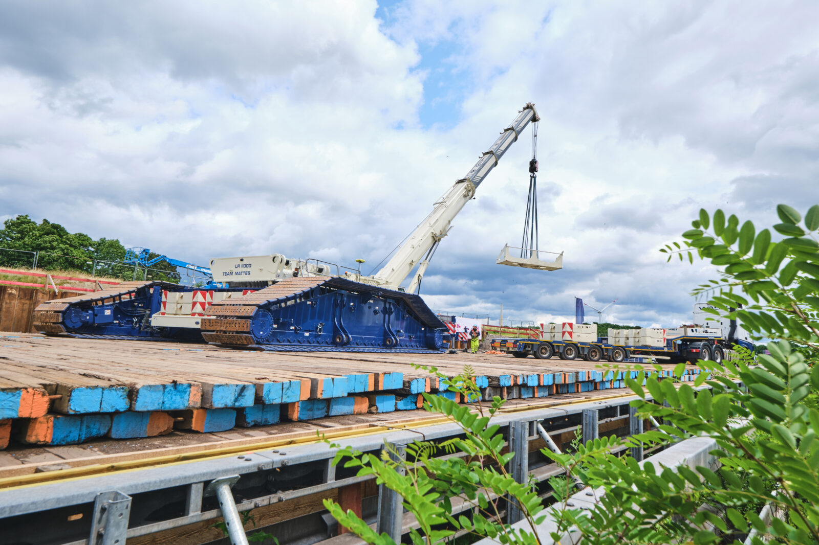Welex verhuur draglineschotten in Duitsland met een grote hijskraan